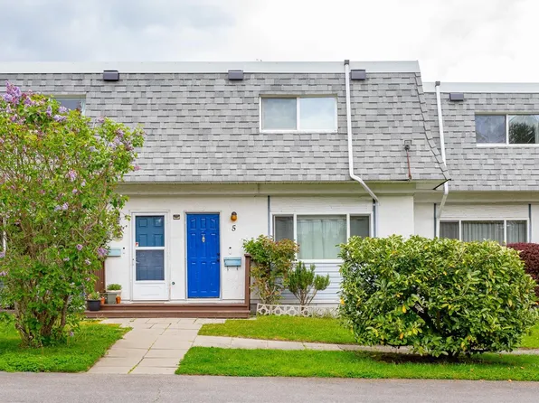 1040 Kenneth St #5, Saanich, BC V8X 3J5