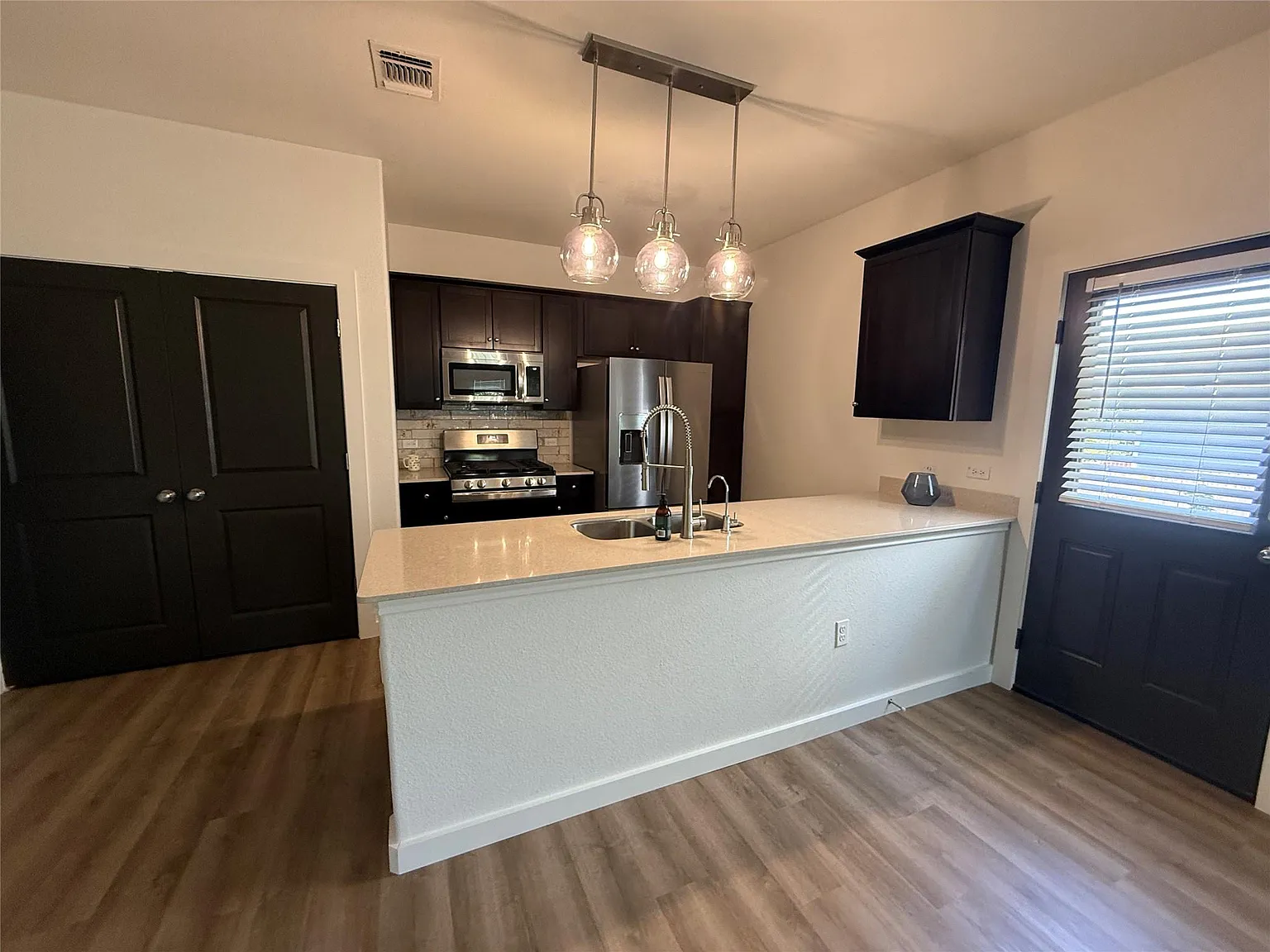 3 bed, 2.0 bath, 1276 sqft, $2,375 — Photo 4