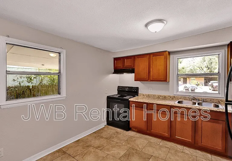 2262 Kingston St — Photo 3