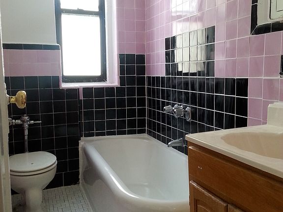 4th image of 655 Pelham Pkwy N APT 4L