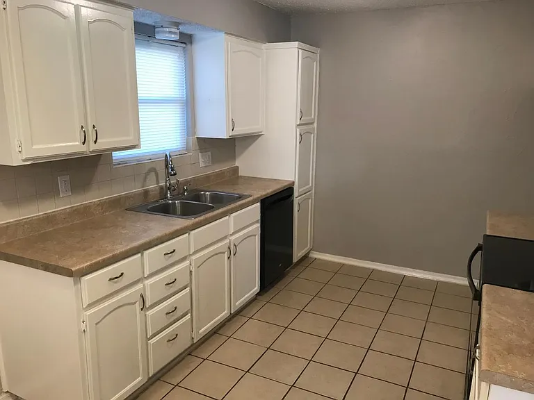 1029 Almond Dr — Photo 7