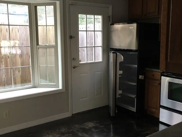 609 Bond St — Photo 7