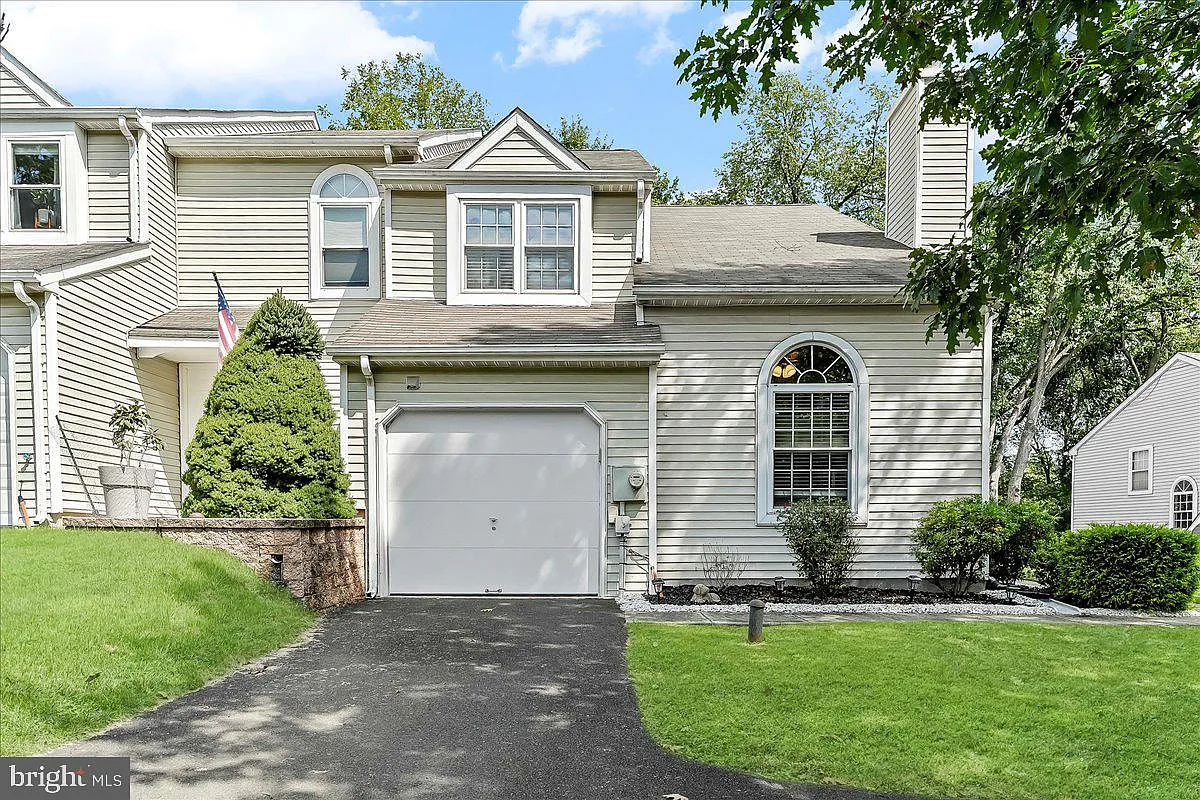 527 Ashton Cir photo 1
