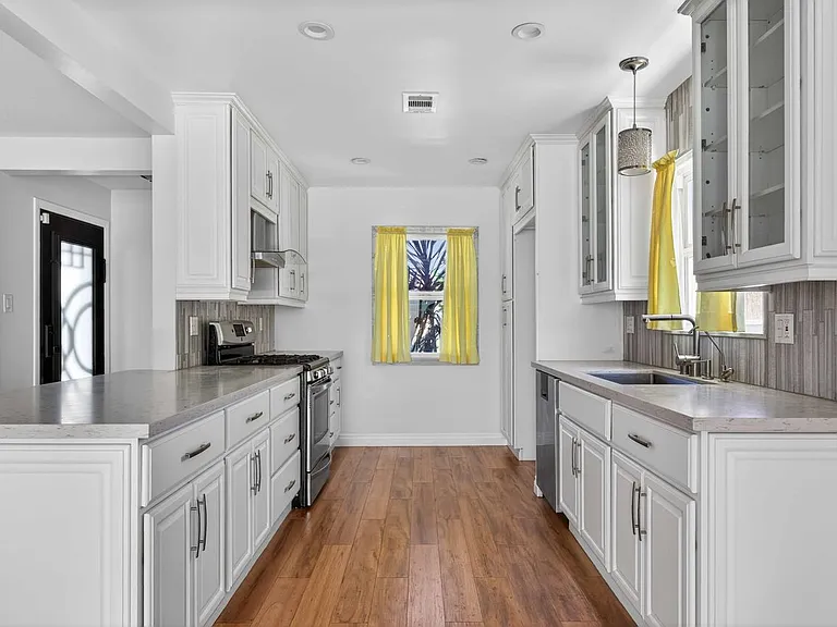 8007 Louise Ave — Photo 9