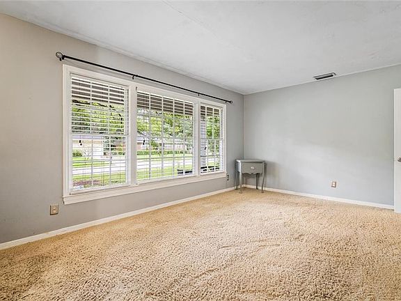 4th image of 58 W Sherwood Dr