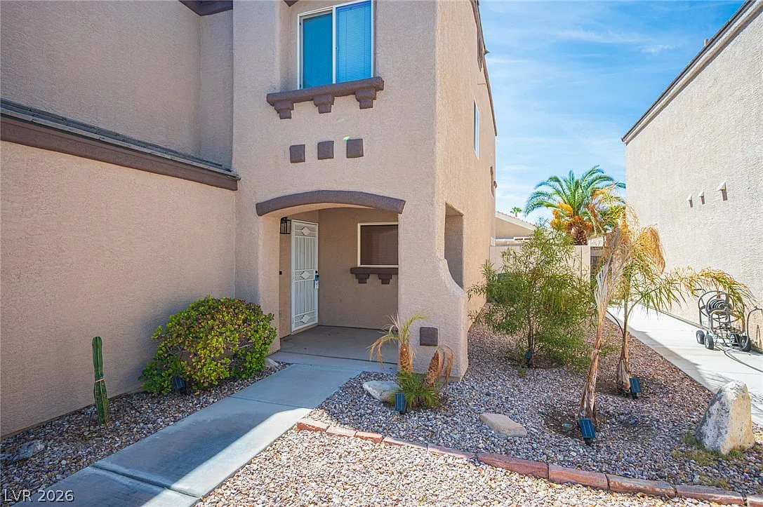 4 bed, 2.5 bath, 2138 sqft, $2,300 — Photo 3