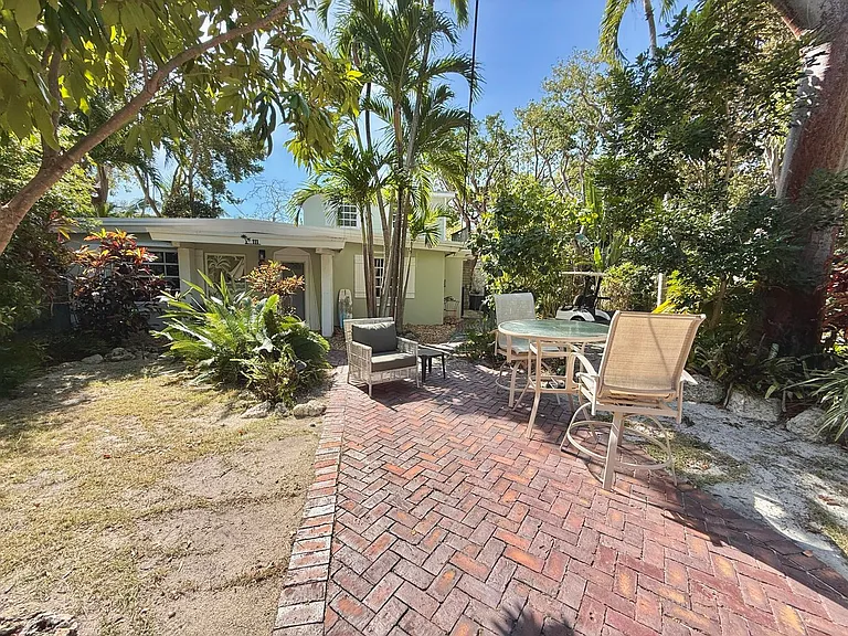 111 N Bay Harbor Dr — Photo 2