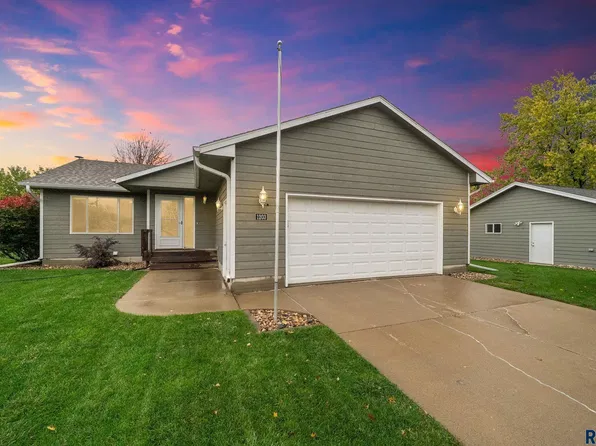 1203 Grandview Dr, Beresford, SD 57004