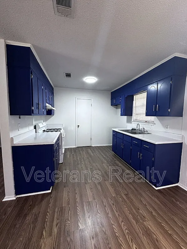 3 bed, 2.0 bath, 1433 sqft, $1,250 — Photo 2