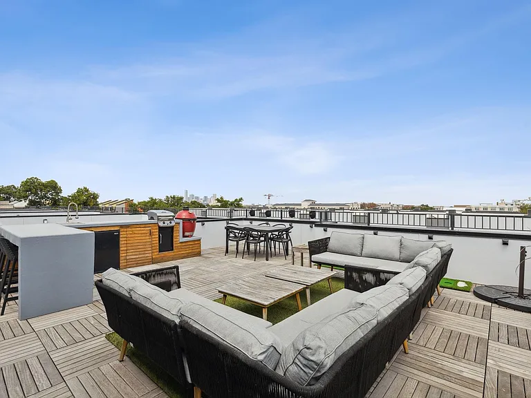 422 W 9th St #106 — Photo 25