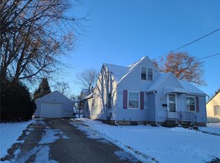904 E 4th St, Vinton, IA 52349