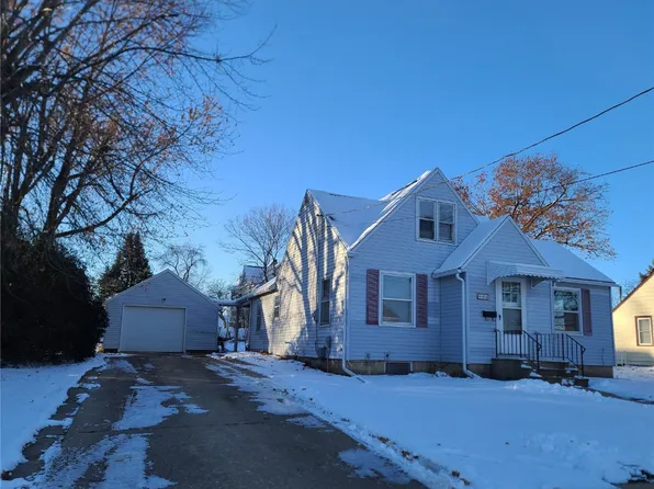 904 E 4th St, Vinton, IA 52349