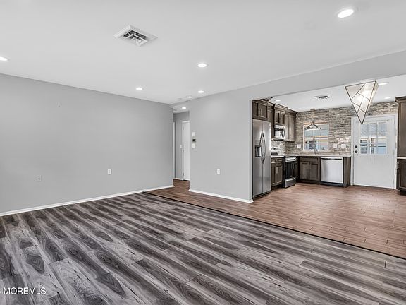 5th image of 1045 Fife Court #C