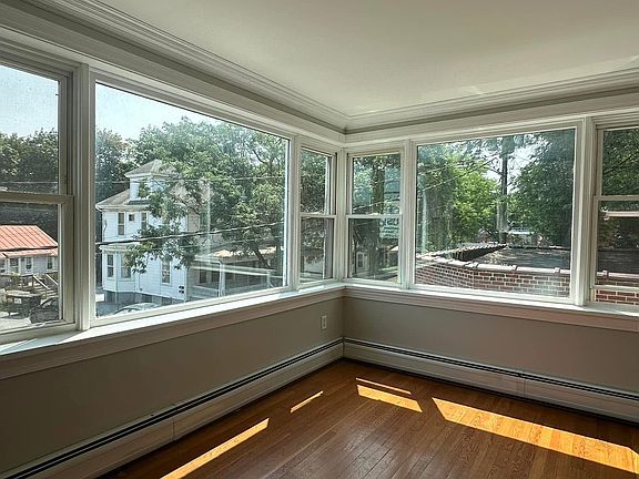 4th image of 90 Vineyard Ave APT 1