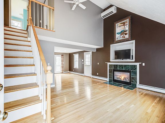 3rd image of 105 Edgewater Drive W