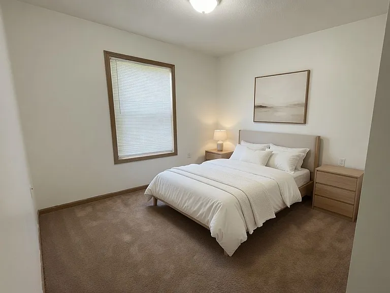 545 W Grand Ave — Photo 10