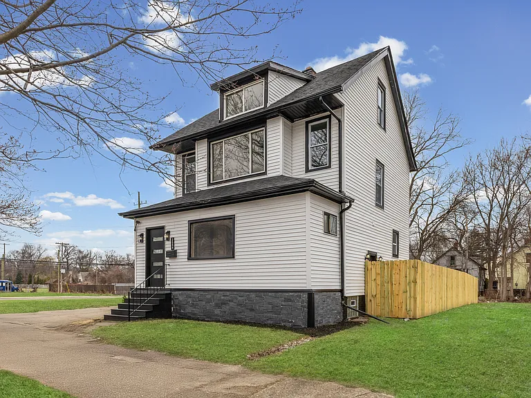 2554 Parker St — Photo 2