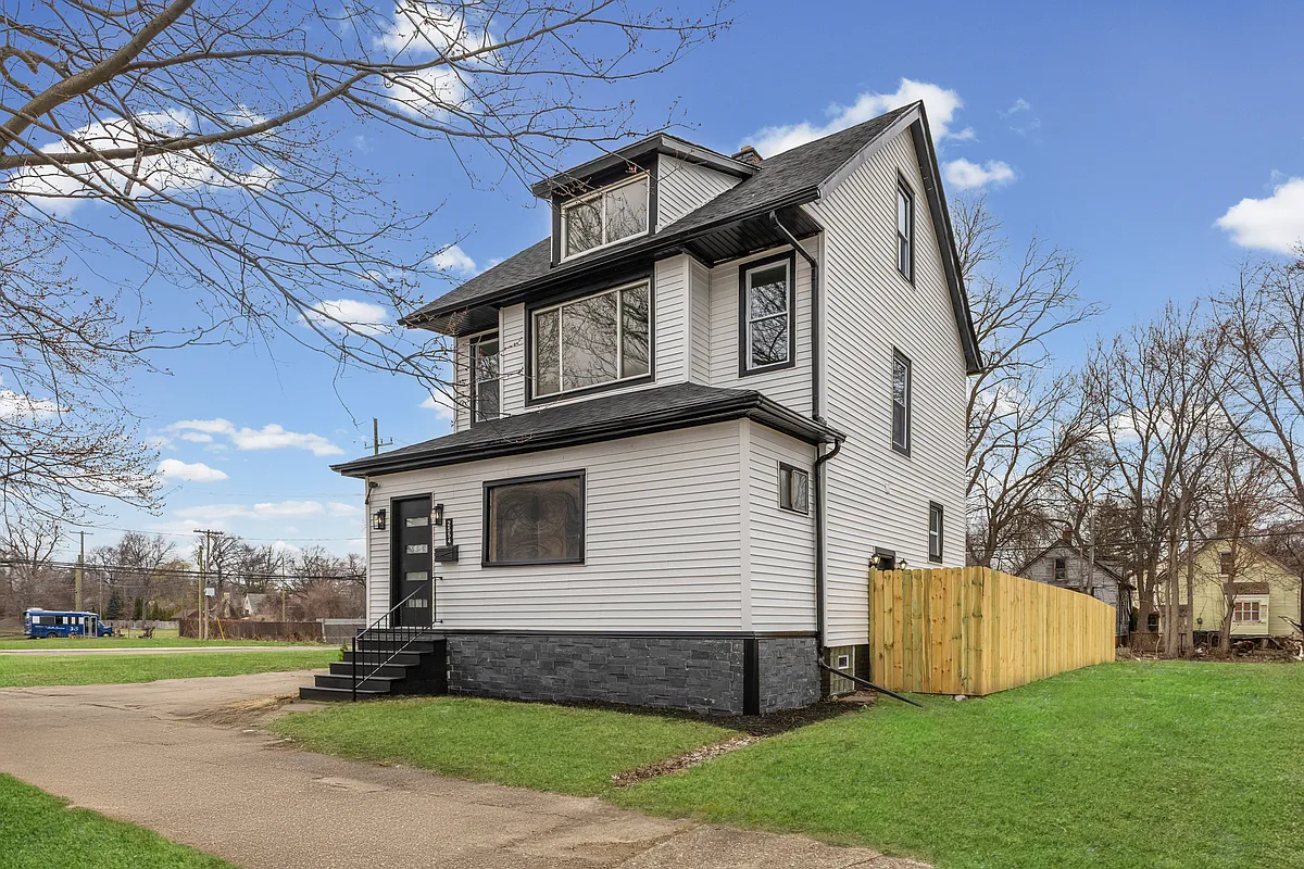 Building Photo - 2554 Parker St