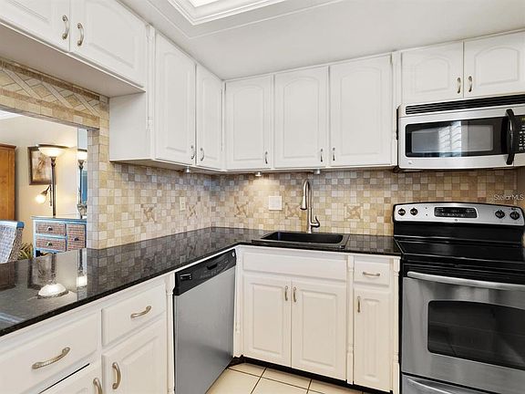 5th image of 600 Sutton Pl APT 201