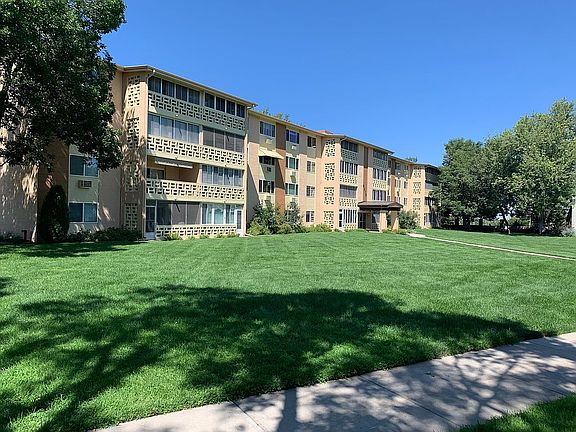 Front entry from the street 