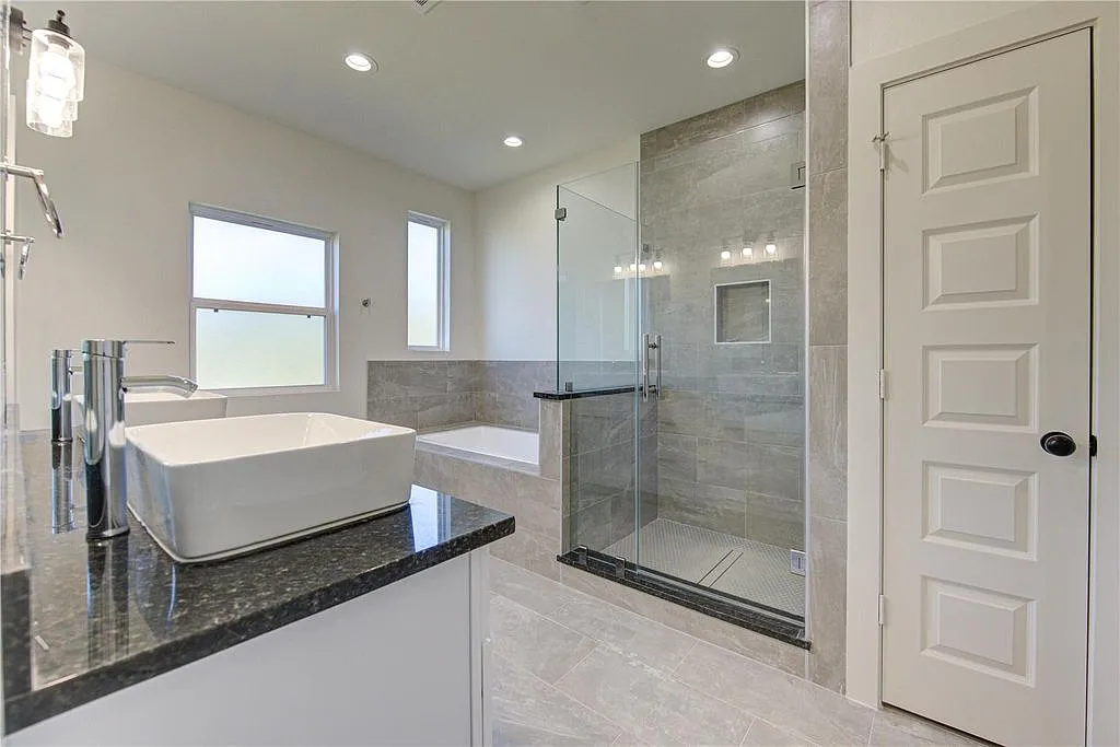 3 bed, 2.5 bath, 2181 sqft, $3,200 — Photo 2