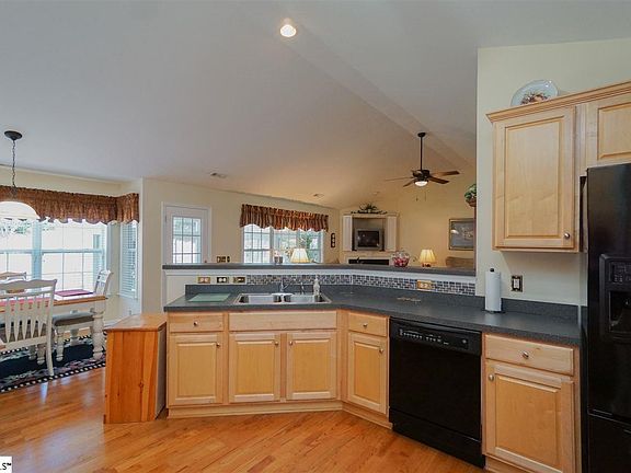 4th image of 305 Grimes Dr