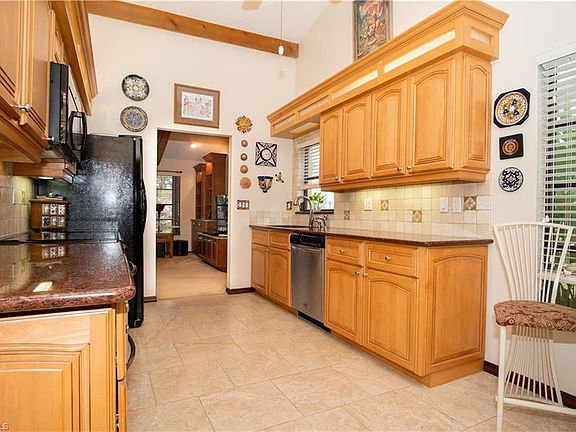 4th image of 912 SE 21st Ave