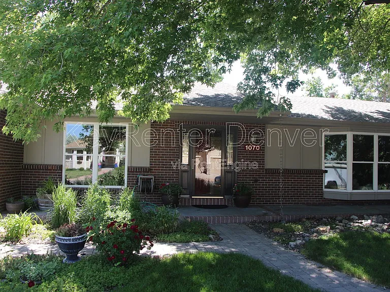 1070 S Elmira St — Photo 40
