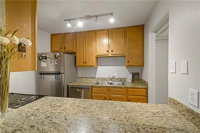818 Moss St #104 — Photo 6