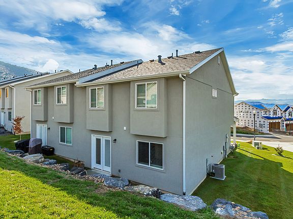 3rd image of 889 N Sapphire St