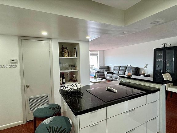 4th image of 2780 NE 183rd St APT 1607