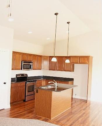 5th image of 1005 NW Reinhart Dr