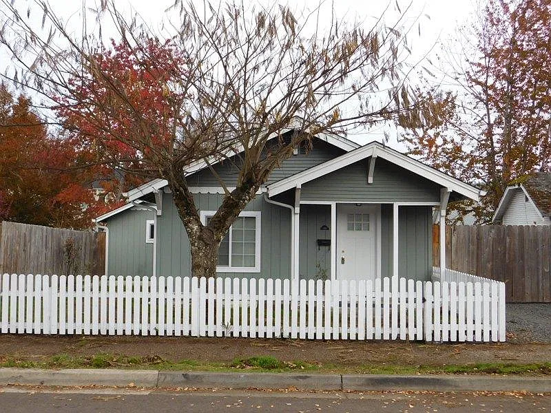 3 bed, 720 sqft, $1,400 — Photo 1