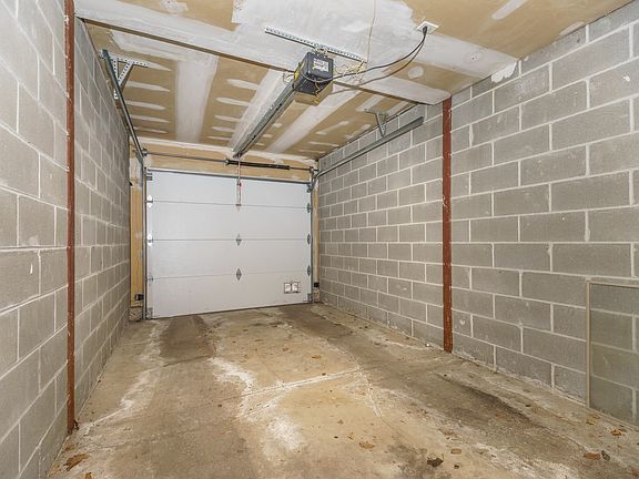 4th image of 1835 W Oakdale Ave Unit G