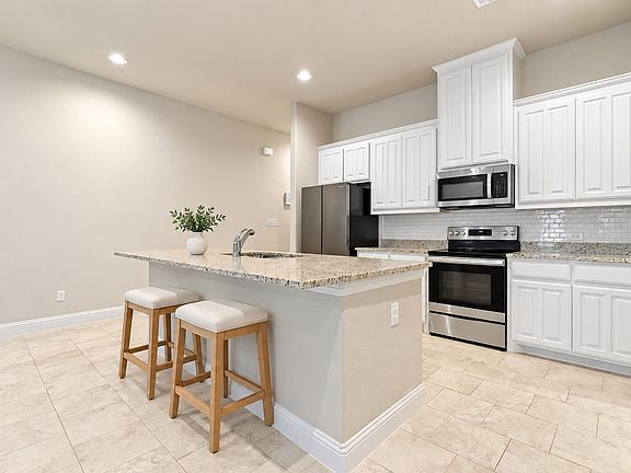 5th image of 206 Hubbard St