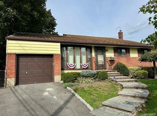 15 Sheli Dr, Old Bethpage, NY 11804