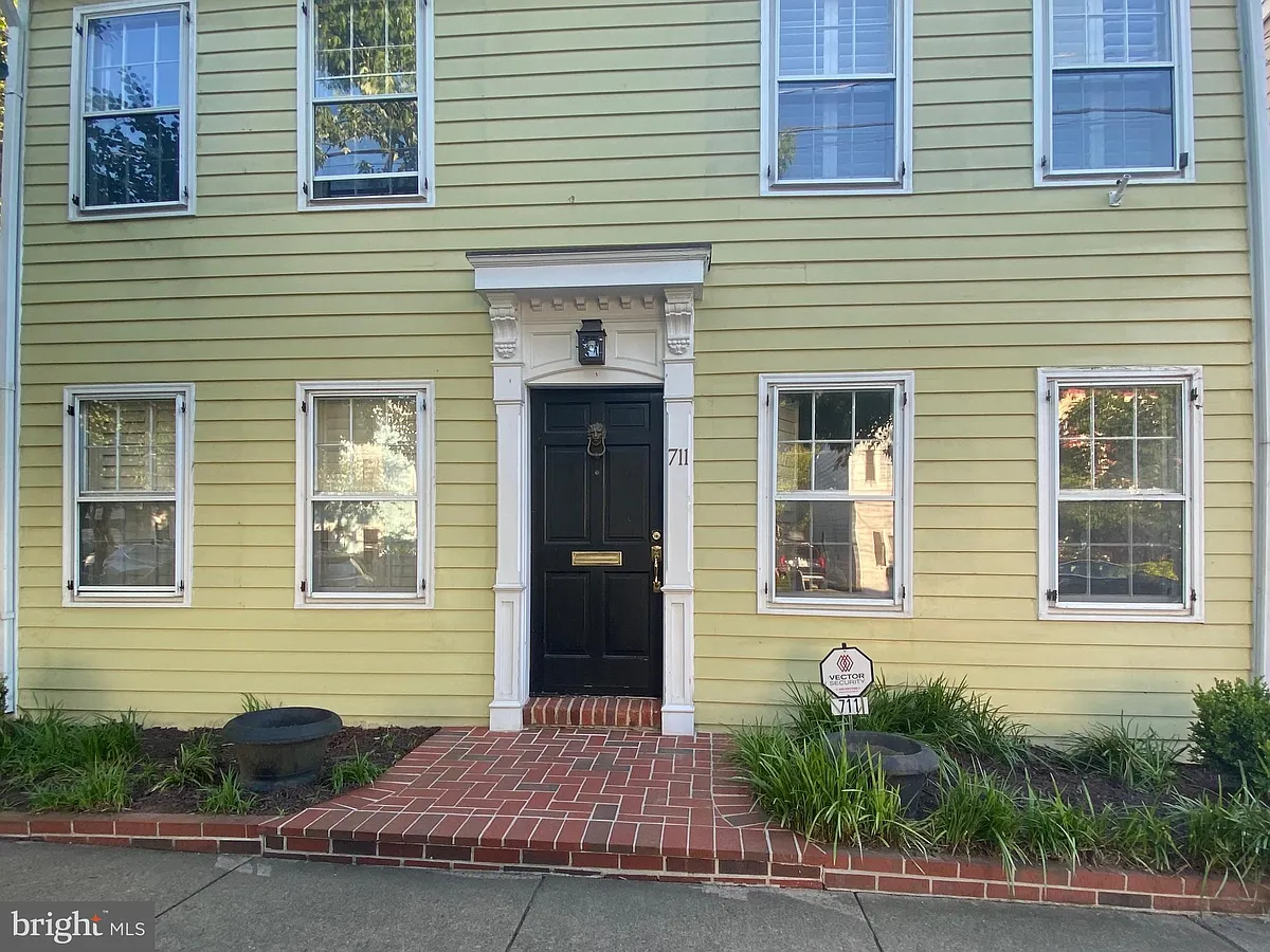 Building Photo - 711 S Fairfax St
