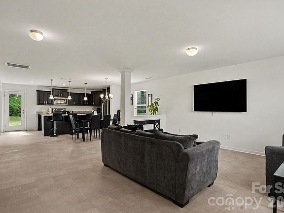 4th image of 427 Amberly Cir #39