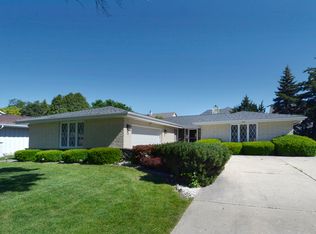 736 E Canterbury Dr, Arlington Heights, IL 60004