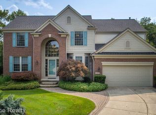 7677 Windgate Cir, West Bloomfield, MI 48323