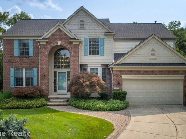 7677 Windgate Cir, West Bloomfield, MI 48323