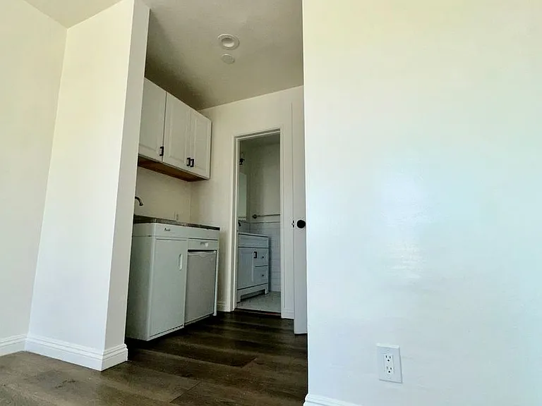 2280 S Barrington Ave — Photo 2