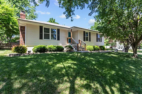 616 NE Station Dr Photo 1