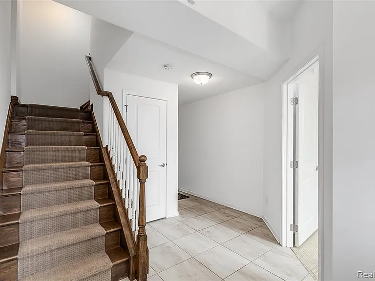 2769 Ashcombe Dr — Photo 4