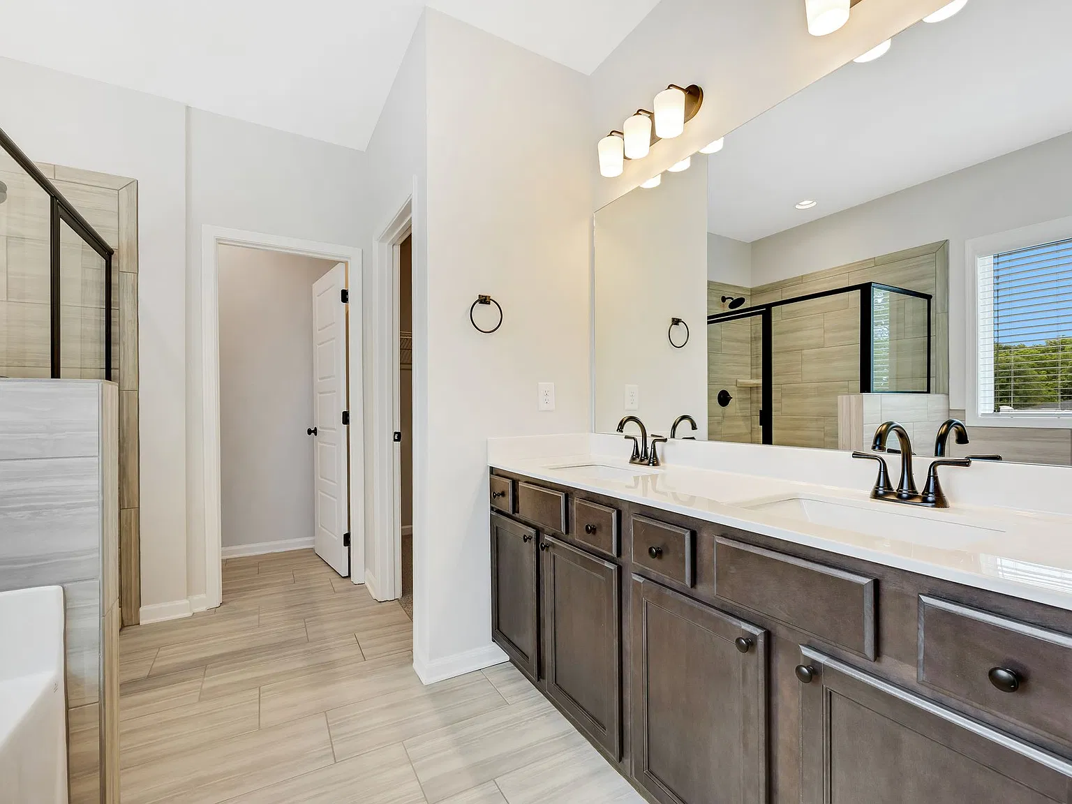 4 bed, 2278 sqft, $2,300 — Photo 4