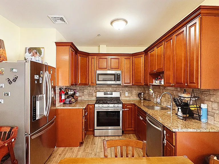 47 Campbell Ave #2R — Photo 2