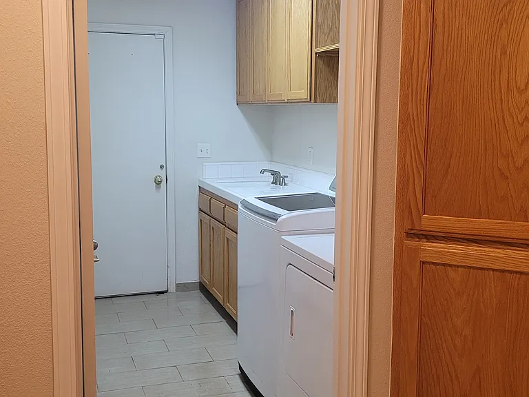 1033 Harbor Ct — Photo 16