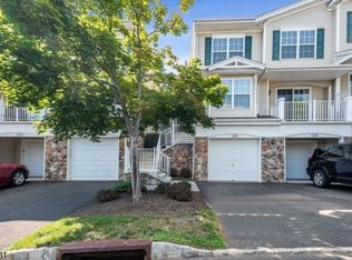 1026 Robin Ct #700, Green Brook, NJ 08812