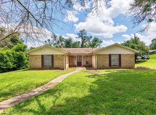 2 Meadowbrook Dr, Palestine, TX 75803