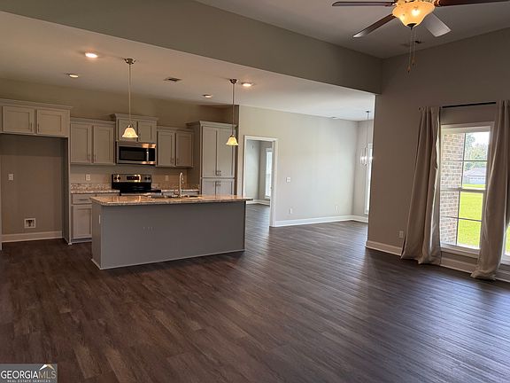 4th image of 418 Autumn Ave